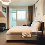 F 24h Check-in Hotel