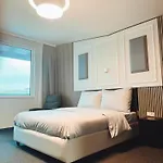 F 24h Check-in Hotel *