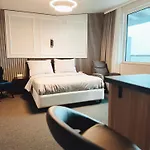 Hotel F 24h Check-in