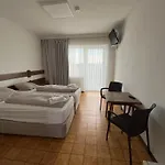 F 24h Check-in Hotel *