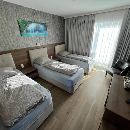 F 24h Check-in Hotel *