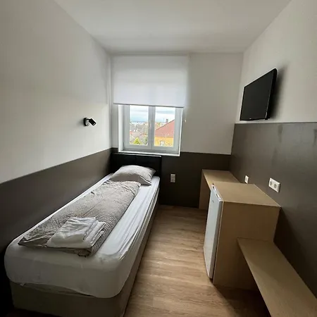 F 24h Check-in Hotel *