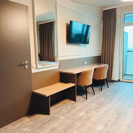 F 24h Check-in Hotel *