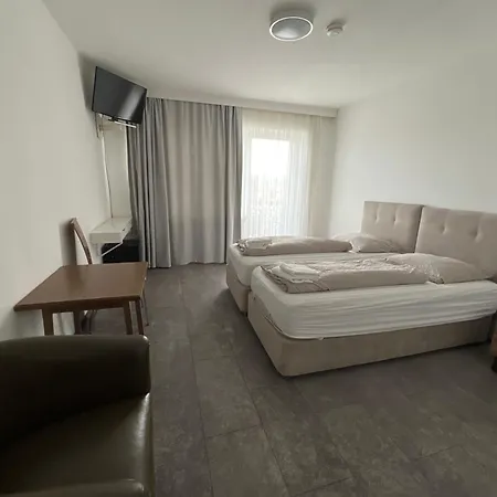 Hotel F 24h Check-in *