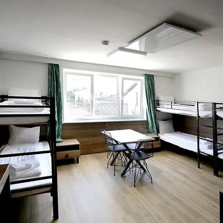 F 24h Check-in Hotel *