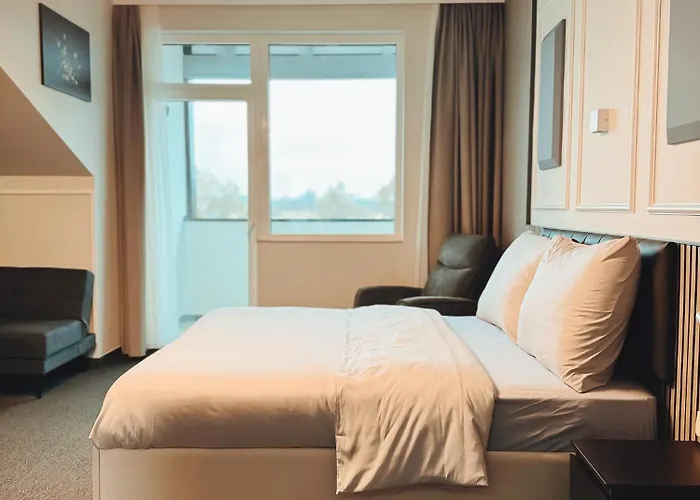 F 24h Check-in Hotel