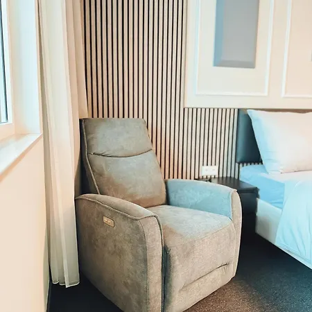 F 24h Check-in Hotel *