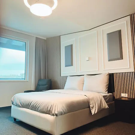 F 24h Check-in Hotel *