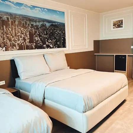 F 24h Check-in Hotel *