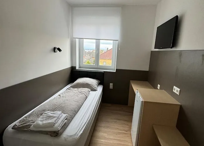 F 24h Check-in Hotel *