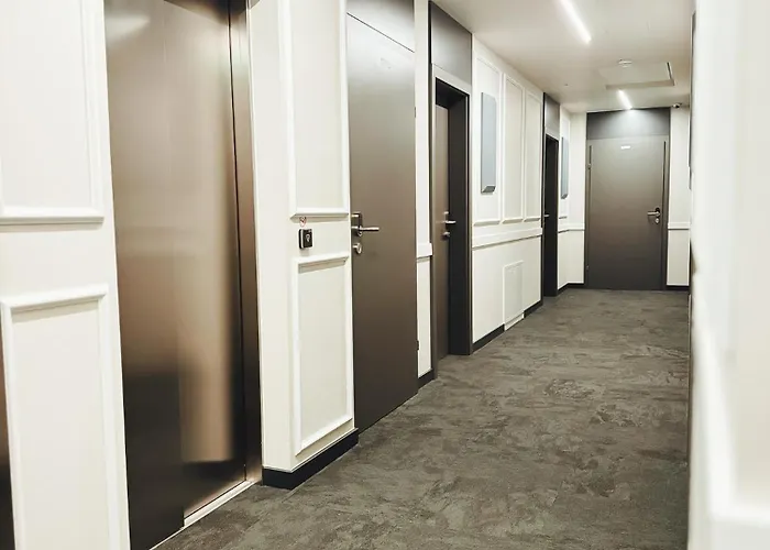 F 24h Check-in Hotel *