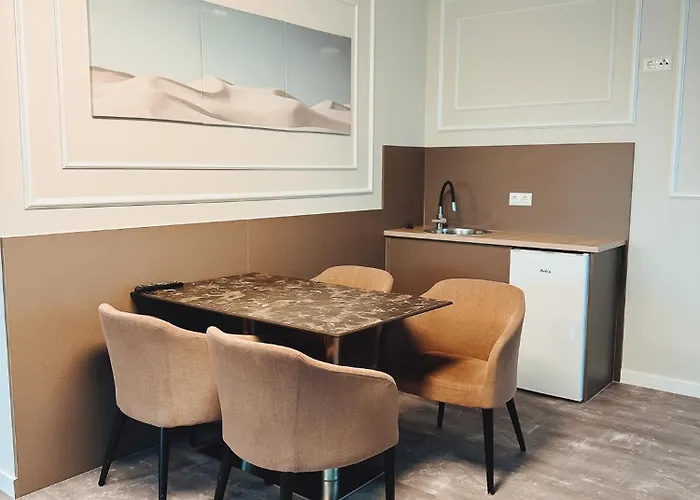 F 24h Check-in Hotel *