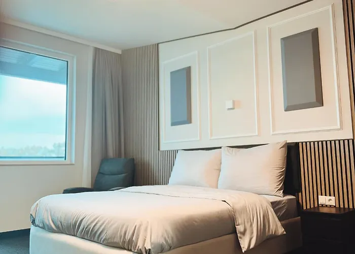 F 24h Check-in Hotel *