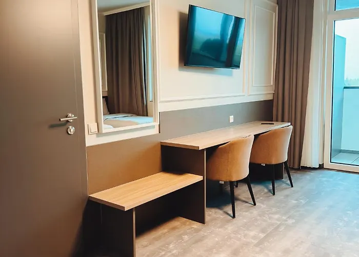 F 24h Check-in Hotel *