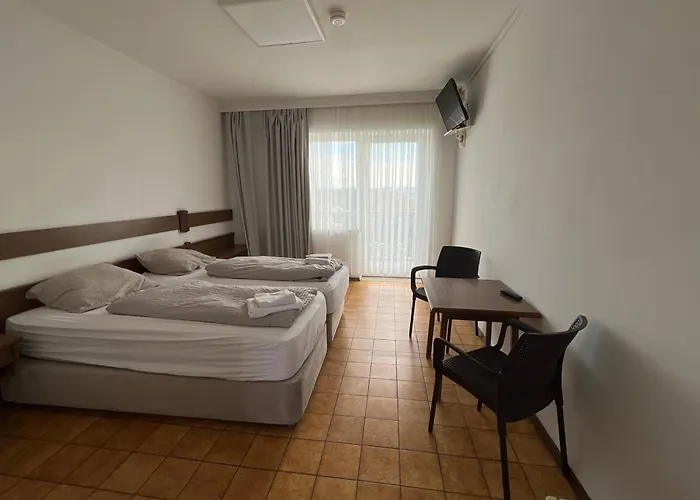 F 24h Check-in Hotel *