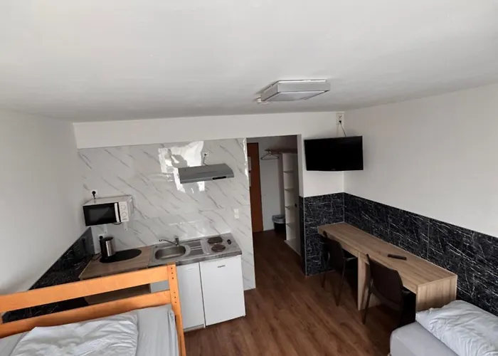 F 24h Check-in Hotel *